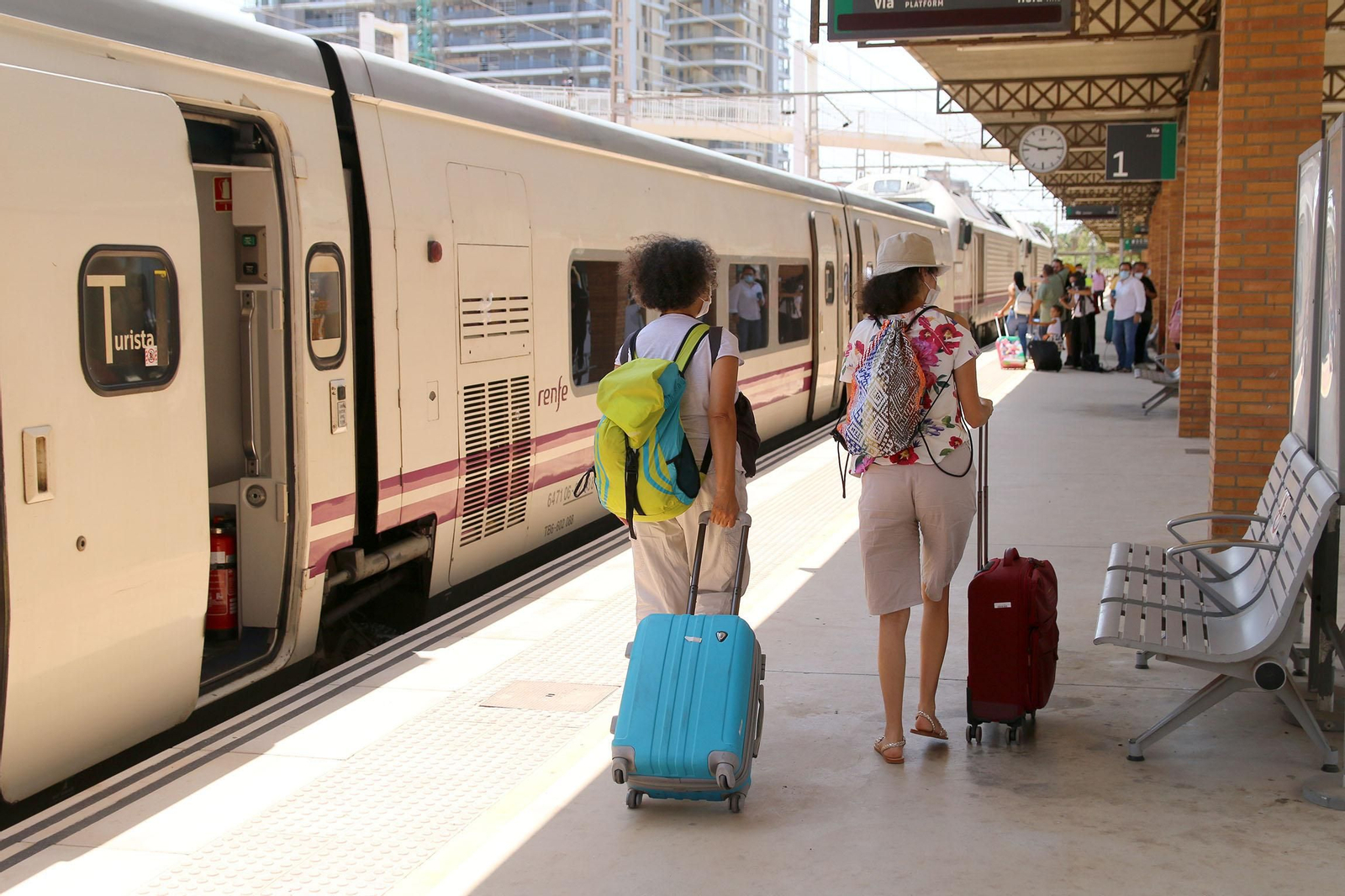 Turistas llegan a la estación de autobuses y trenes de Almería.