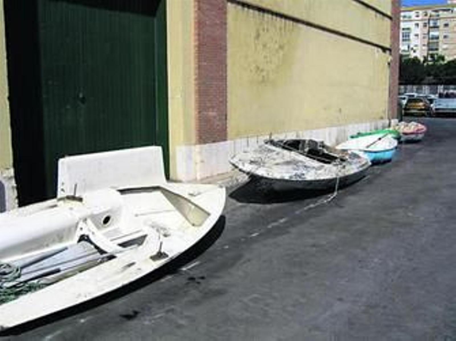 Sorprenden a tres bolicheros cuando faenaban frente al puerto de Málaga