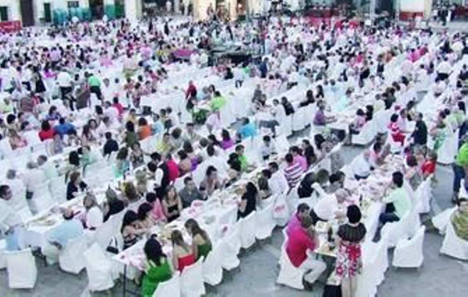 La Plaza de San José comienza a poblarse de catadores en los prolegómenos de la fiesta.