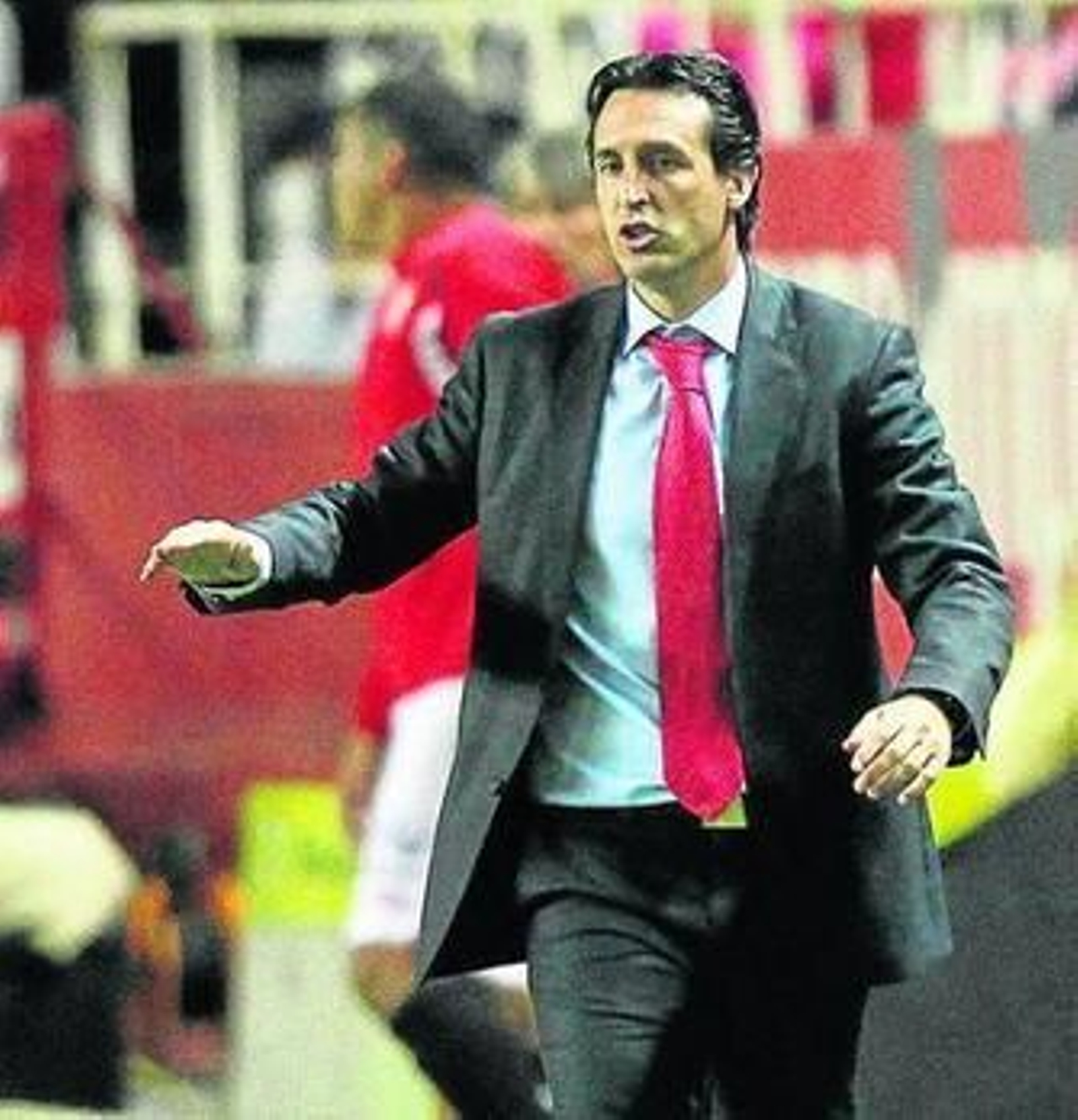 Unai Emery gesticula en la banda del Sánchez-Pizjuán durante el partido con la Real Sociedad.