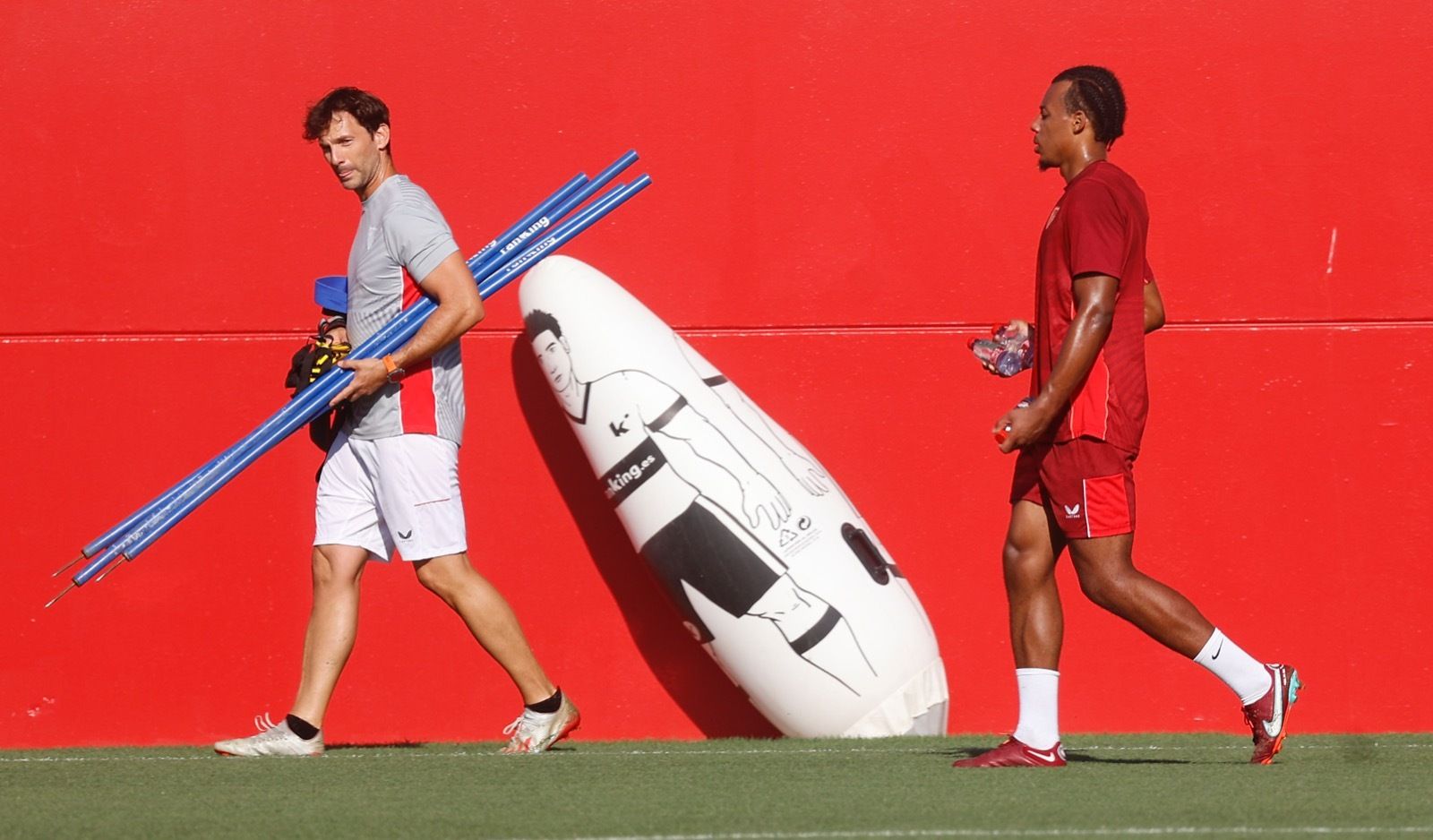 Koundé abandona el césped para dirigirse al gimnasio, este jueves.