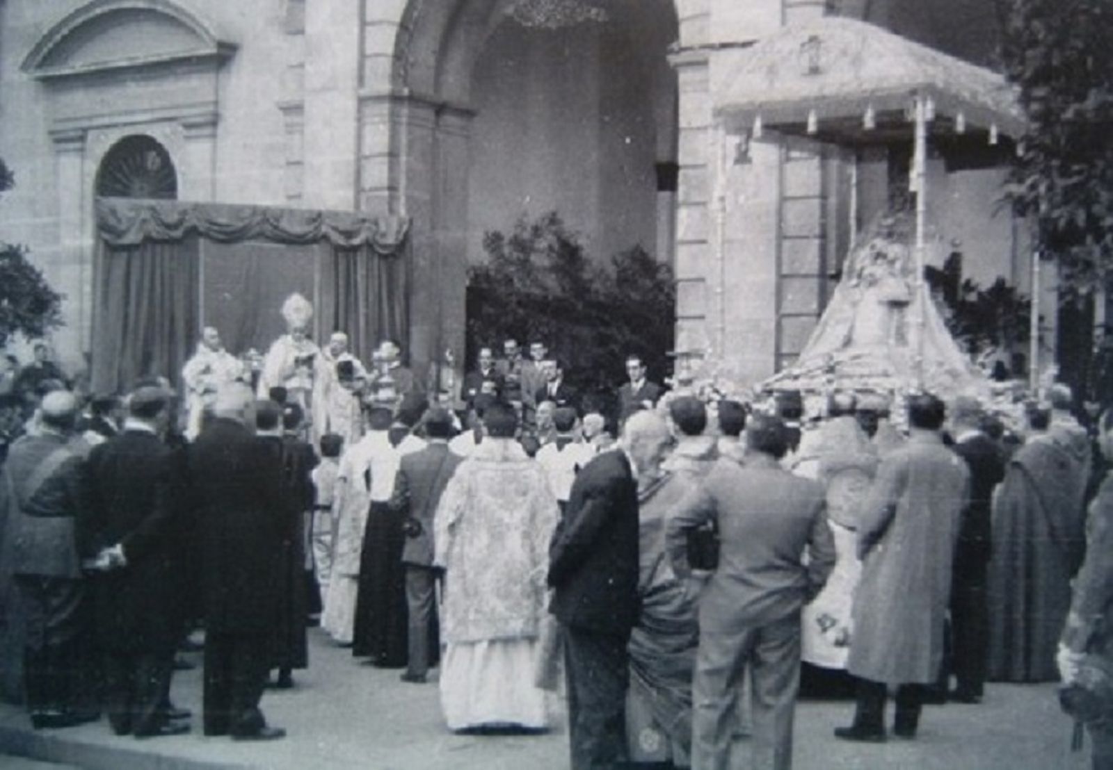 La Virgen de los Reyes, en 1946, ante el Ayuntamiento.
