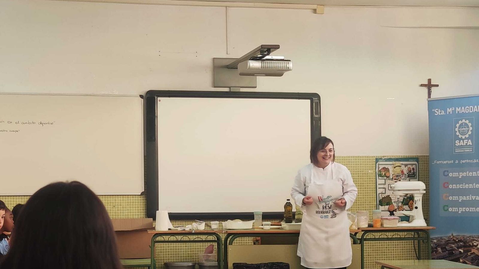 La repostera Rosa Rodríguez durante su exposición a los más pequeños