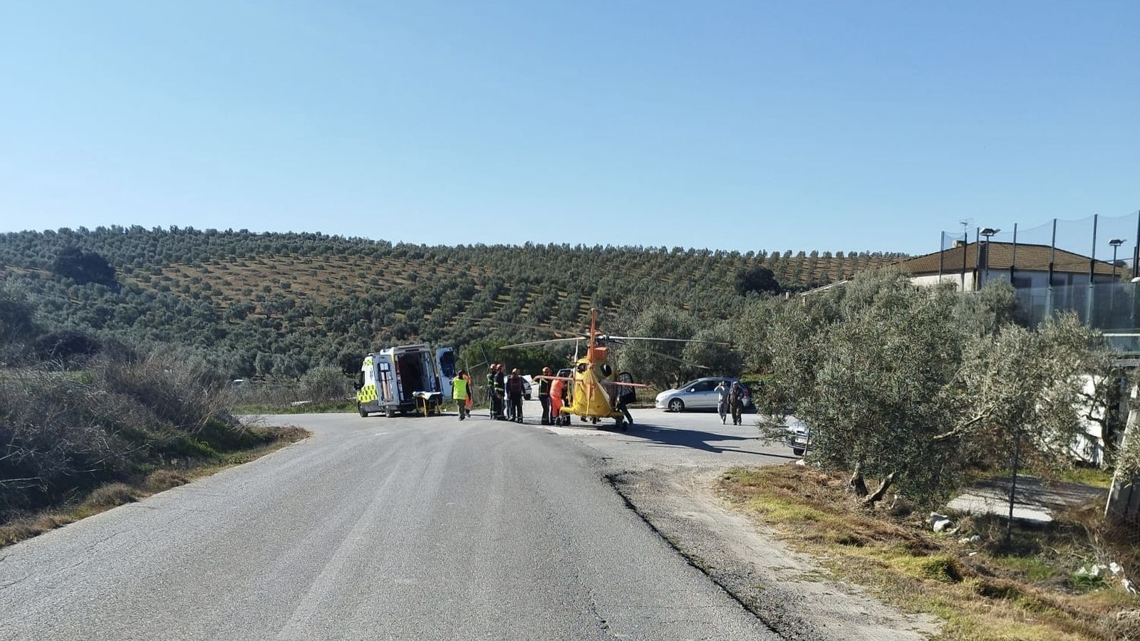 Servicios sanitarios y bomberos en el accidente laboral de El Saucejo/M.G