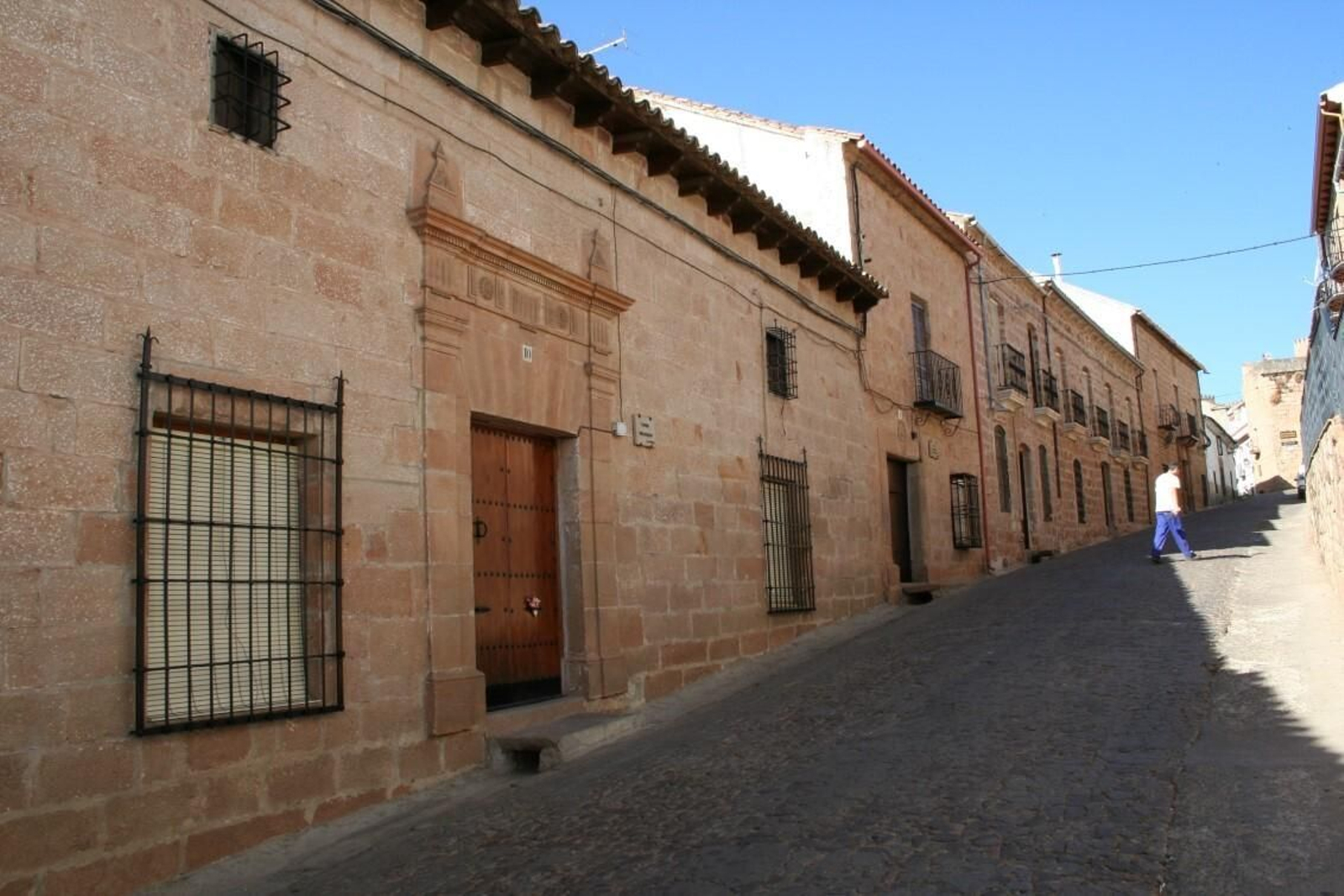 Junto a sus monumentos lucen varias casas solariegas que nos trasladan a otras épocas. Baños de la Encina, uno de los pueblos más bonitos de España