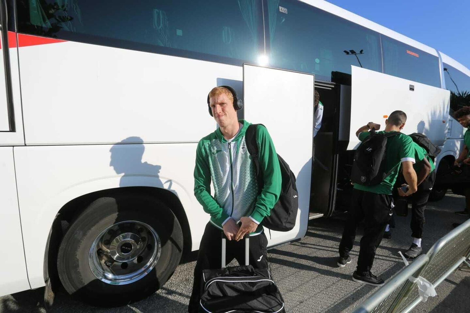 El recibimiento de la afición al Unicaja a su llegada al Martín Carpena para jugar la final de la Copa Del Rey