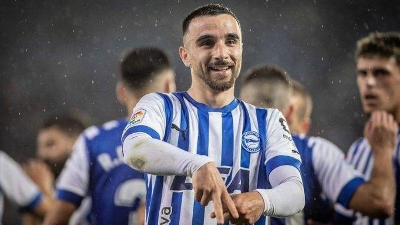 Rober González celebra un gol con el Alavés.