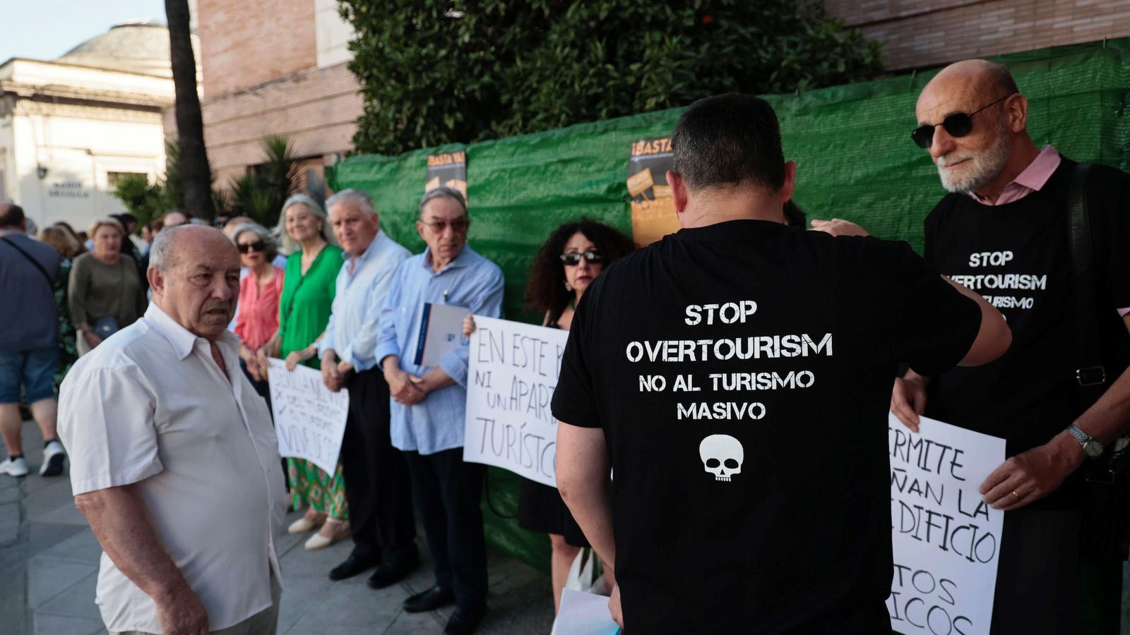 Camisetas contra el turismo masivo en la protesta en la calle Arjona 24.