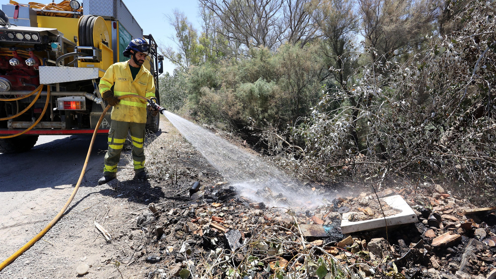 Infoca refresca la zona del incendio en La Ina