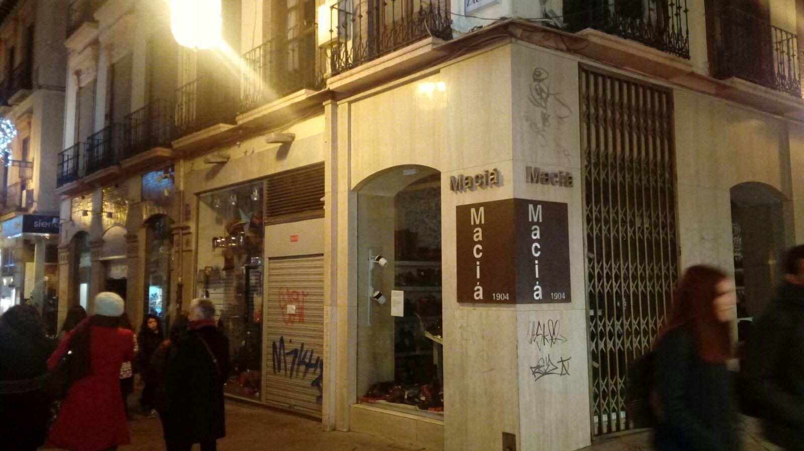 Varios comercios tuvieron que cerrar sus puertas desde primera hora de la tarde.