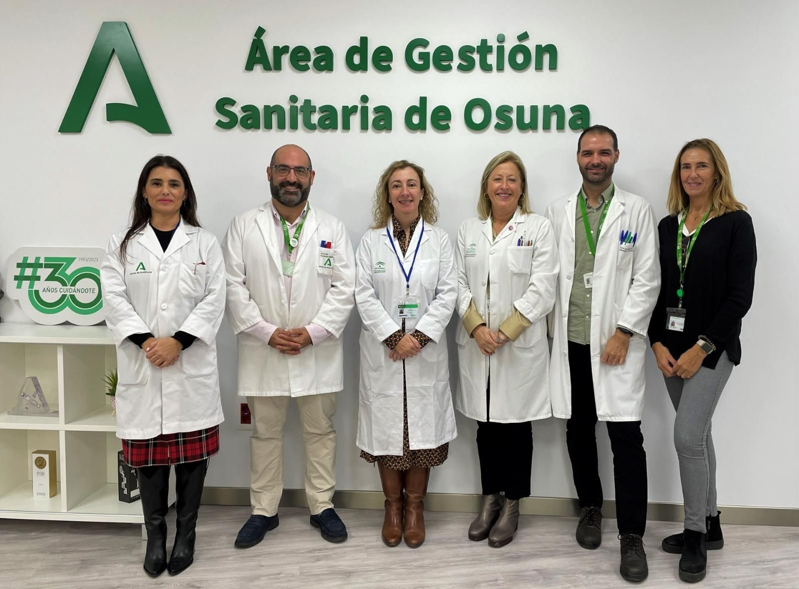 El nuevo equipo directivo del Área de Gestión Sanitaria de Osuna, al completo, con María Belén Lozano en el centro.