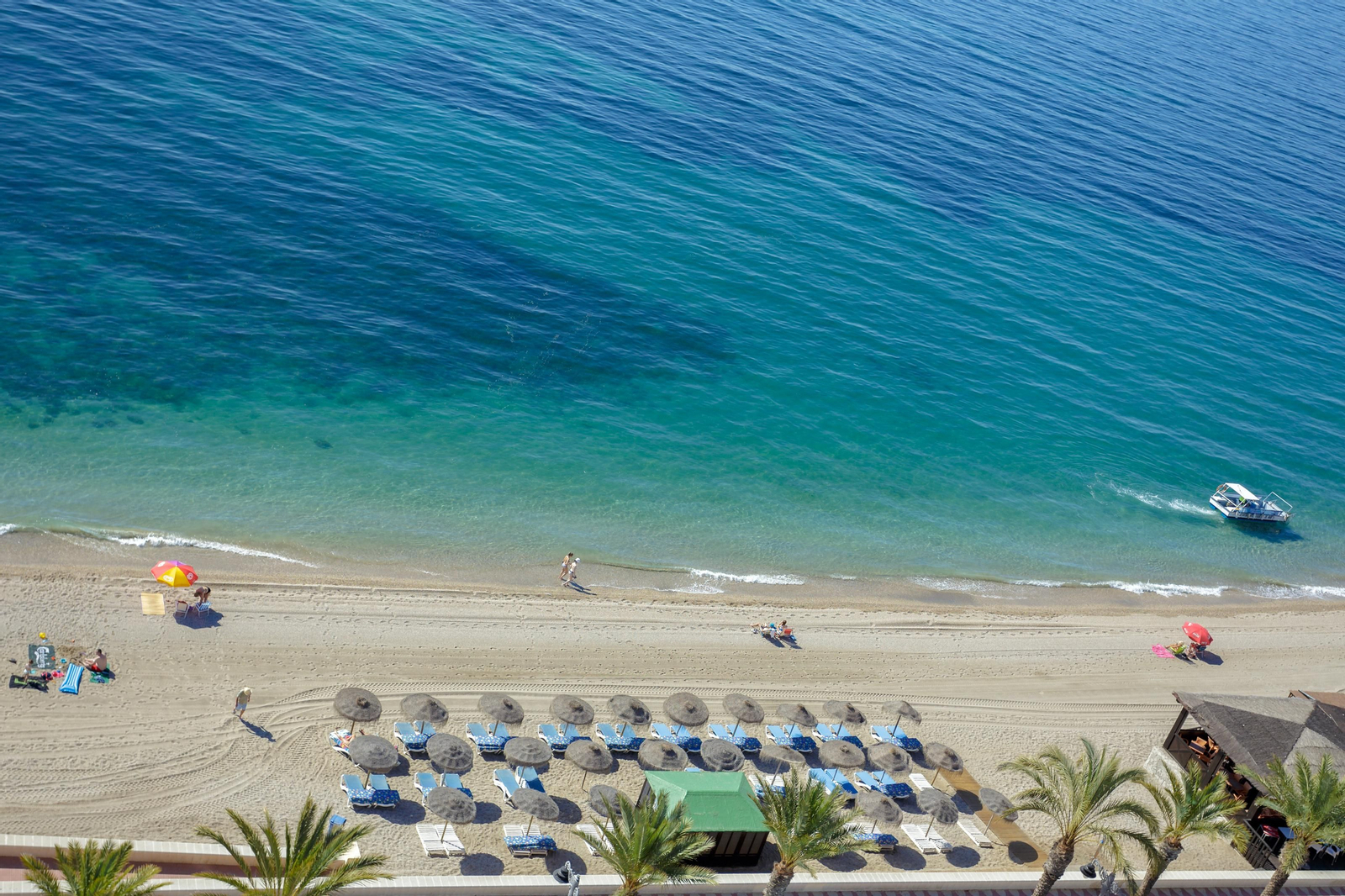 El mar tiene un color especial en Roquetas de Mar.