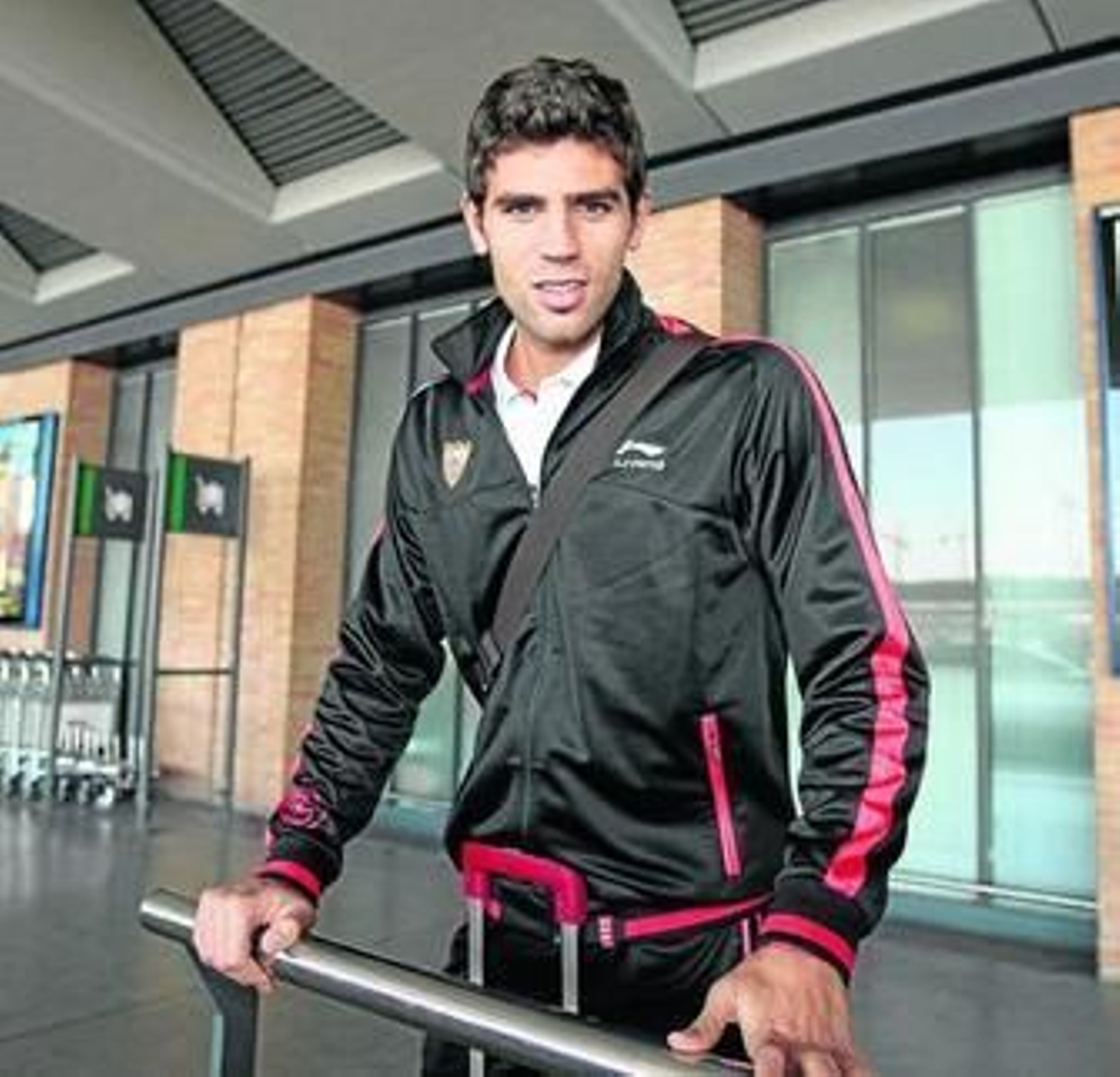 Fazio posa tras la llegada a Santa Justa con el Sevilla a mediodía de ayer.