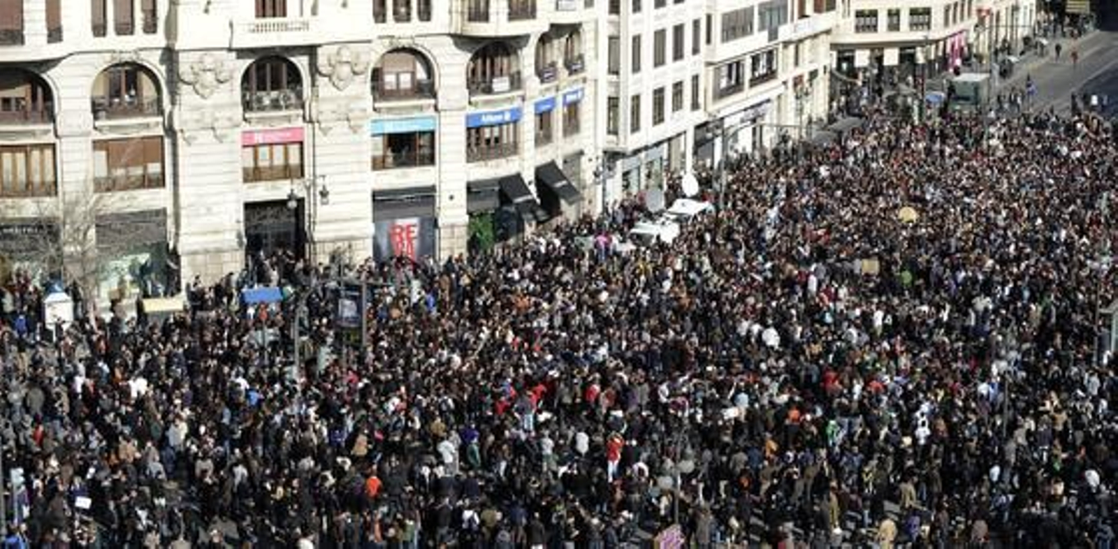 Miles de personas se manifiestan tras las duras cargas policiales.

Foto: efe/afp/reuters