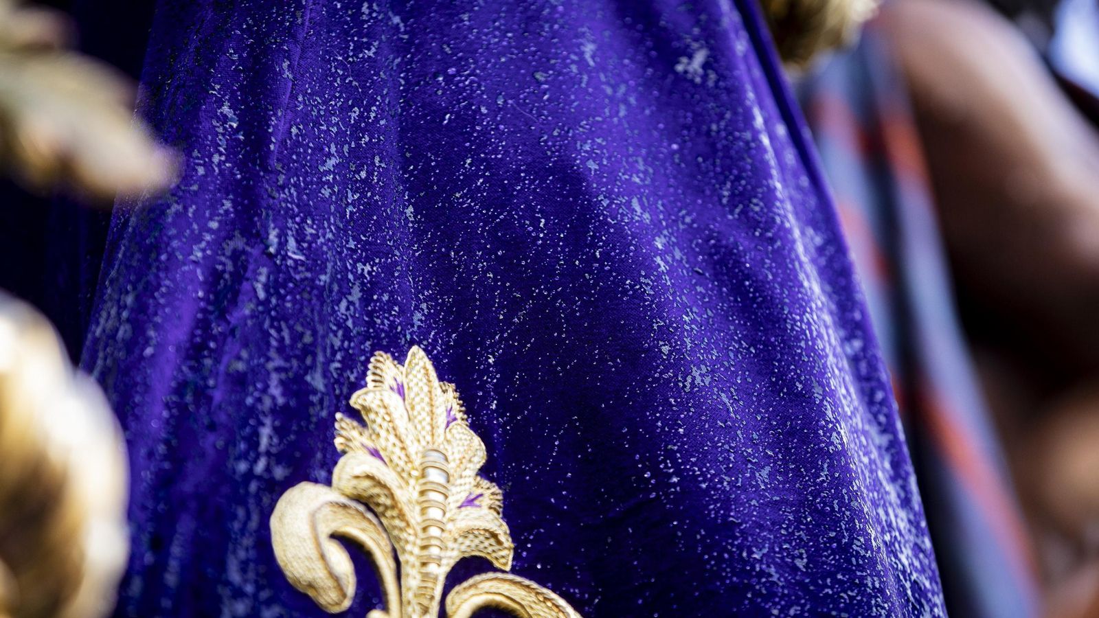 En imágenes,  El Prendimiento de San Fernando tuvo que volverse a su templo entre lágrimas y lluvia