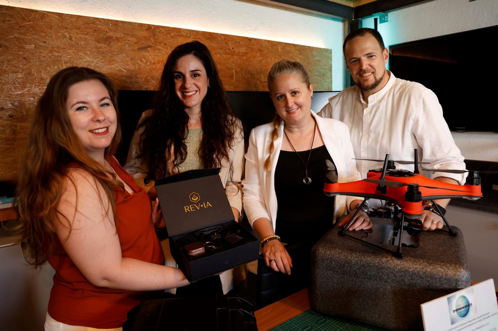 Valeria Carrera, Lidia Martínez, Sarah Pérez y Jonathan Franco, posando con un lote de Revia y un dron, en las oficinas de Gibraldrone Valeria Carrera, Lidia Martínez, Sarah Pérez y Jonathan Franco, posando con un lote de Revia y un dron, en las oficinas de Gibraldrone