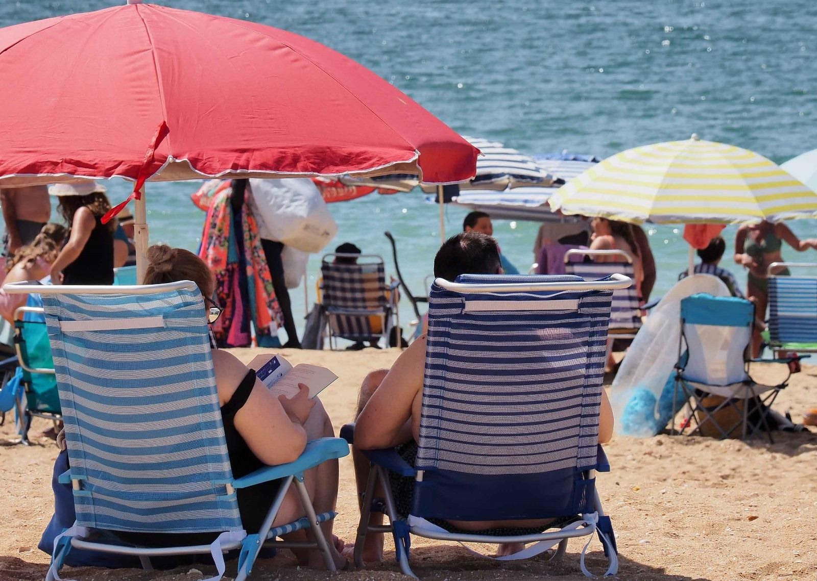 Ambiente de la playa de La Antilla a rebosar en un caluroso día