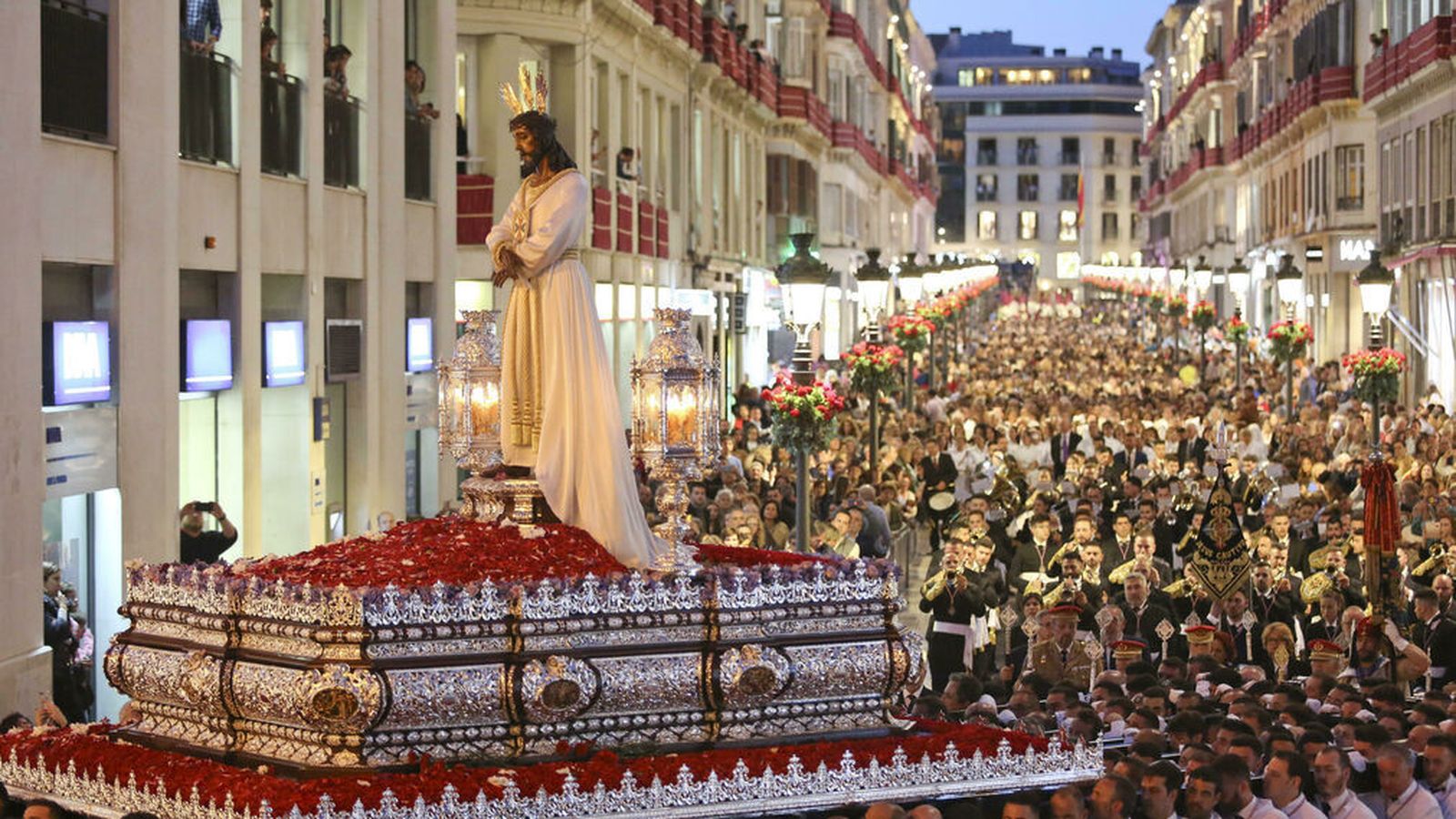 Jesús Cautivo acompañado musicalmente por su banda de cornetas y tambores.