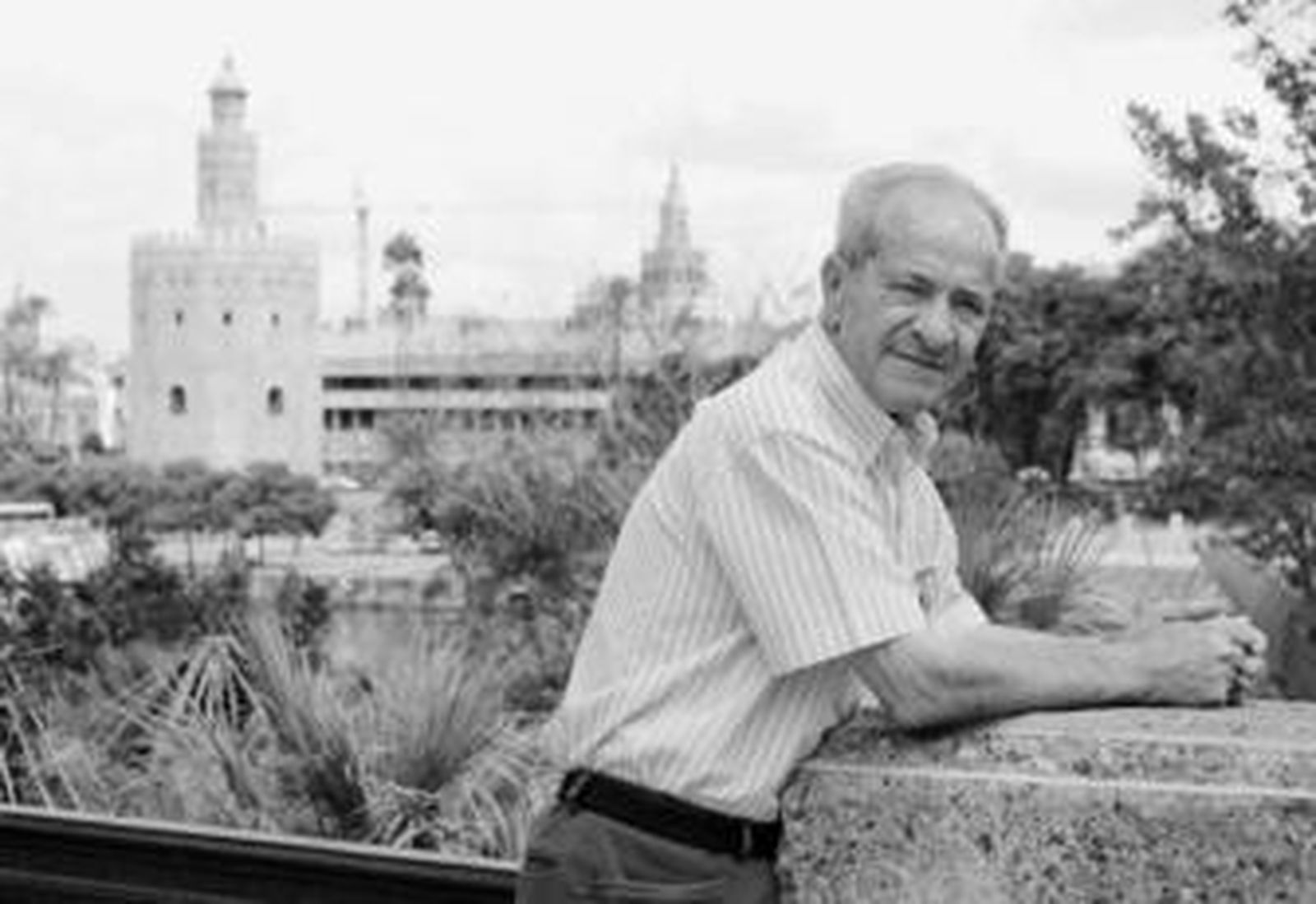 El legendario maestro Diego Puerta, con el Guadalquivir, la Torre del Oro y la Giralda a su espalda.