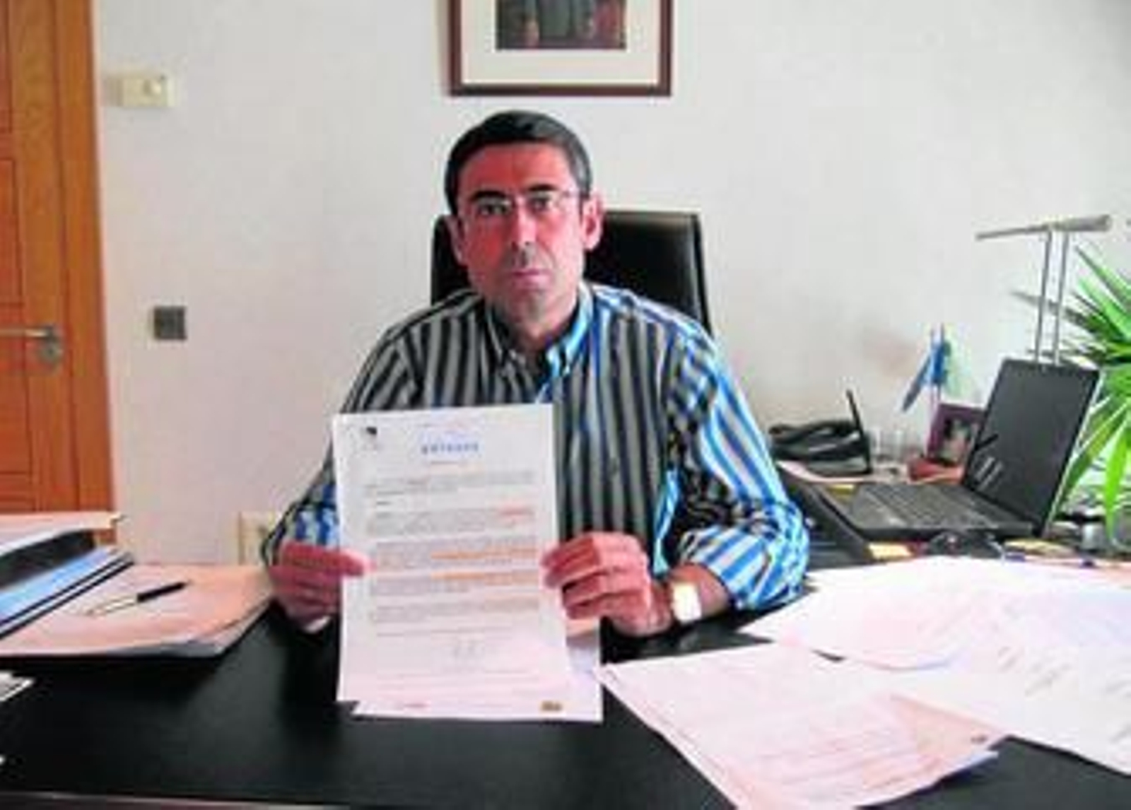 Fernando Fernández muestra el aviso de Endesa sobre la suspensión del suministro.