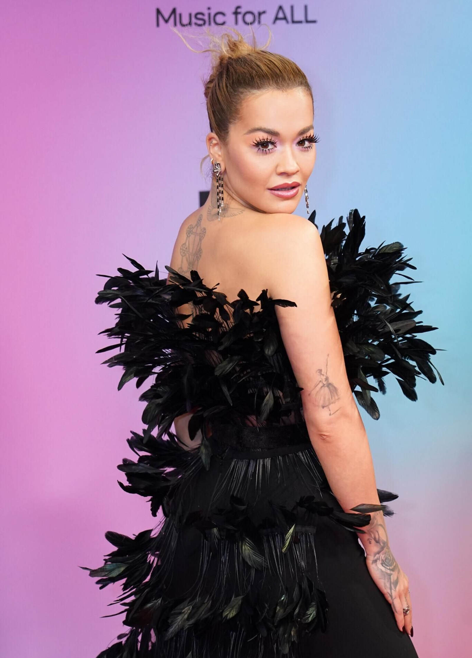 El corpiño negro, con escote palabra de honor y plumas, deGivenchy que llevó Rita Ora fue lo mejor de la alfombra roja. Lo combinó con pantalones también negros y cola de plumas.