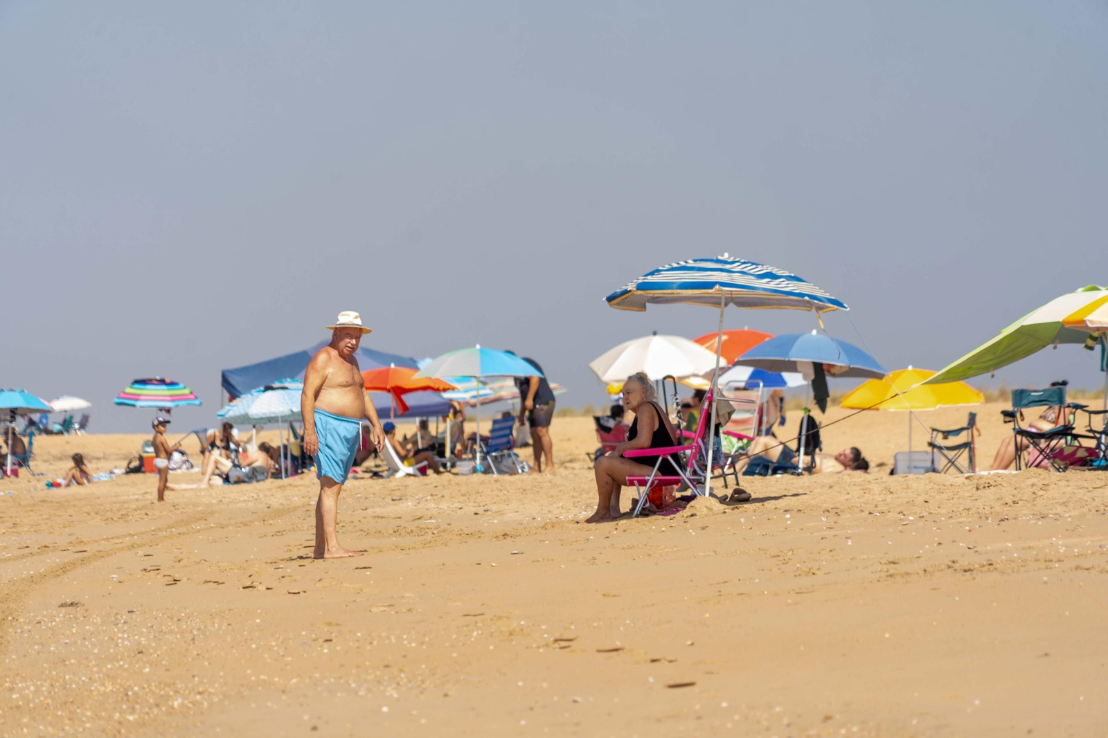 Una mañana de domingo en El Espigón, la playa de Huelva capital.