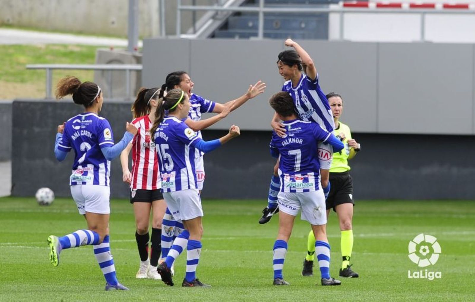 Yoko Tanaka es felicitada por sus compañeras tras anotar el gol del empate.