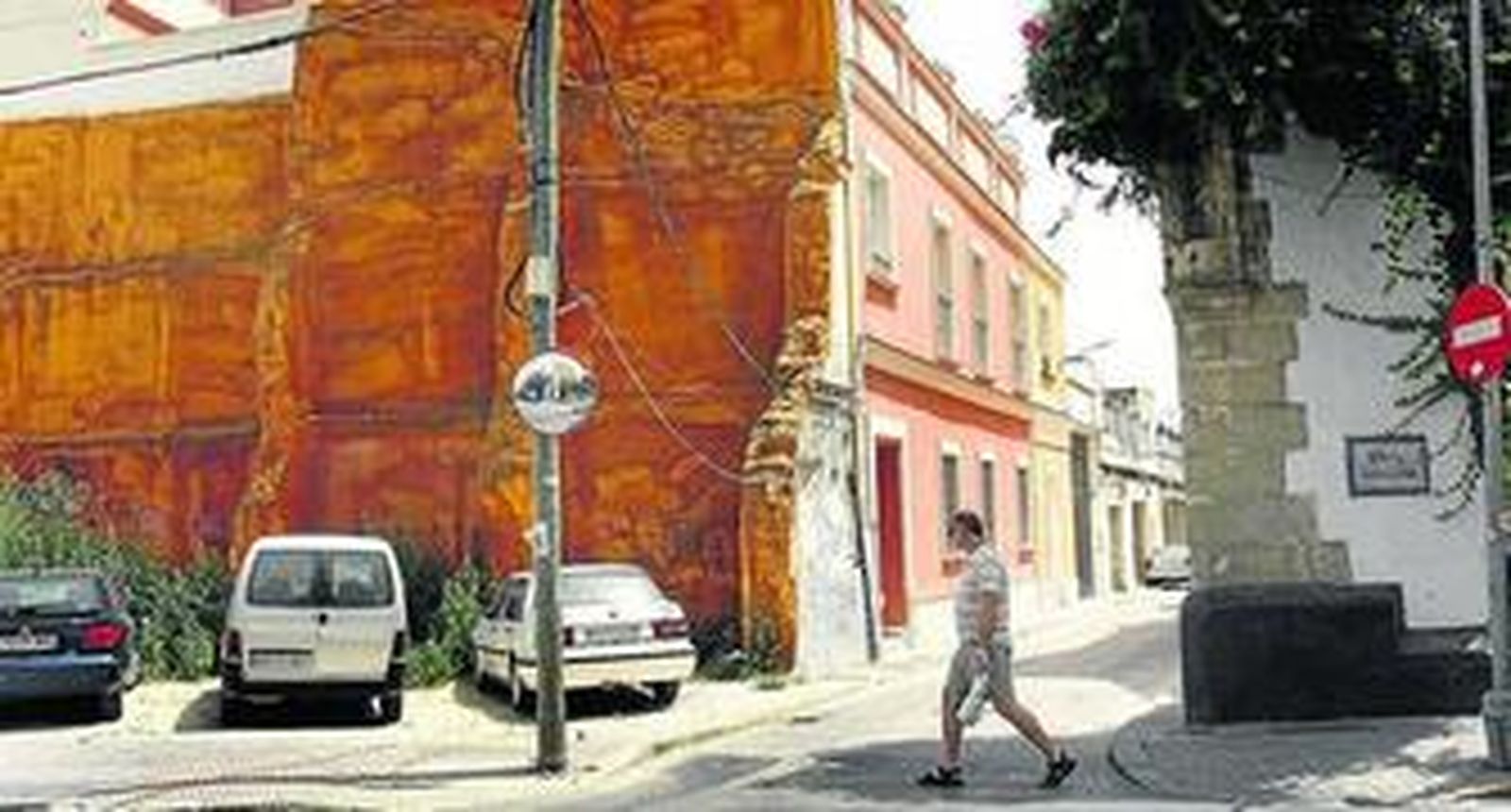 Este solar de la calle Larga lleva años al descubierto y lleno de maleza.