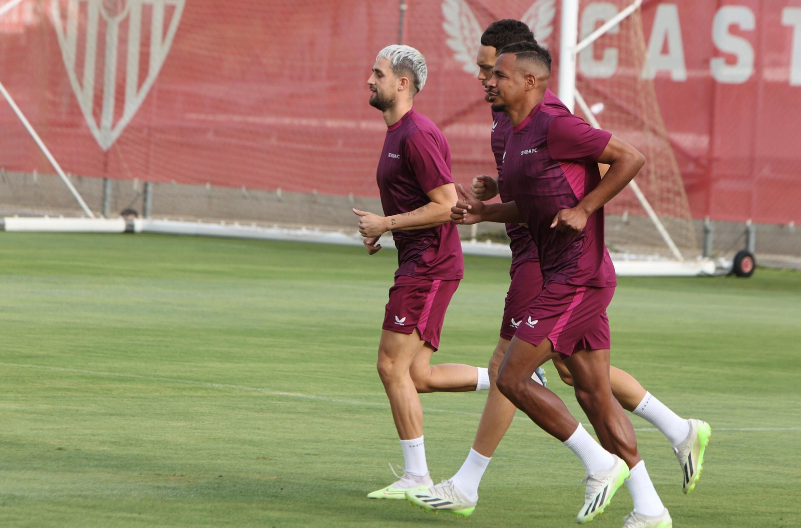 Fernando hace carrera continua junto a Ocampos y Januzaj, que no está convocado.
