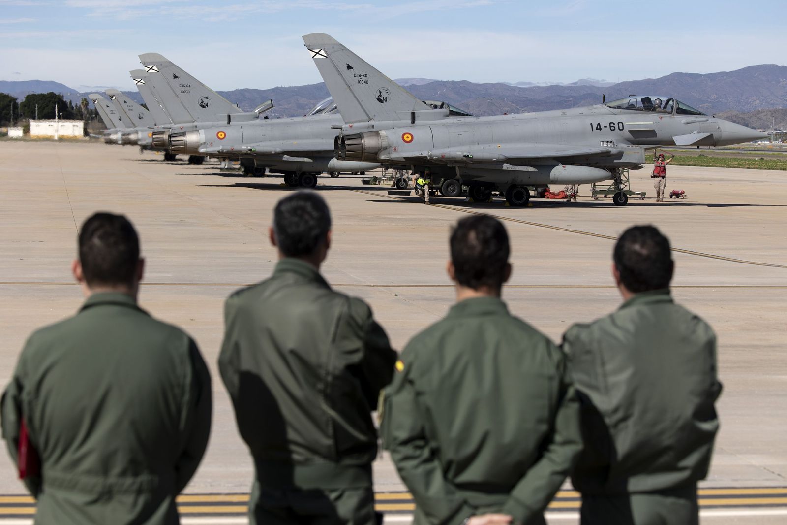 Unos militares  observan a varios aviones Eurofighter C. 16 en la base aérea de Málaga  en el marco de la operación 'Eagle Eye'.