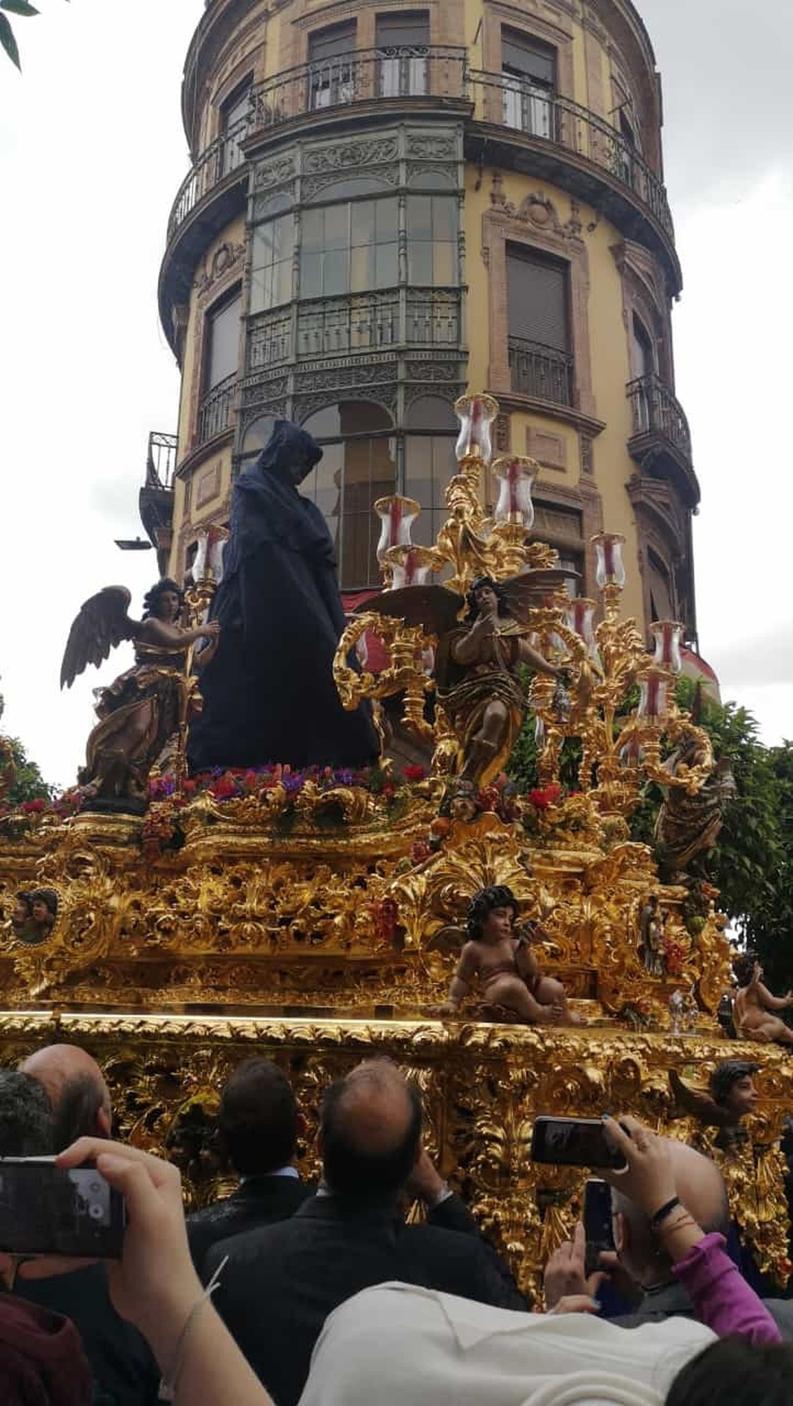 El Cautivo con el traje de agua puesto contra la lluvia