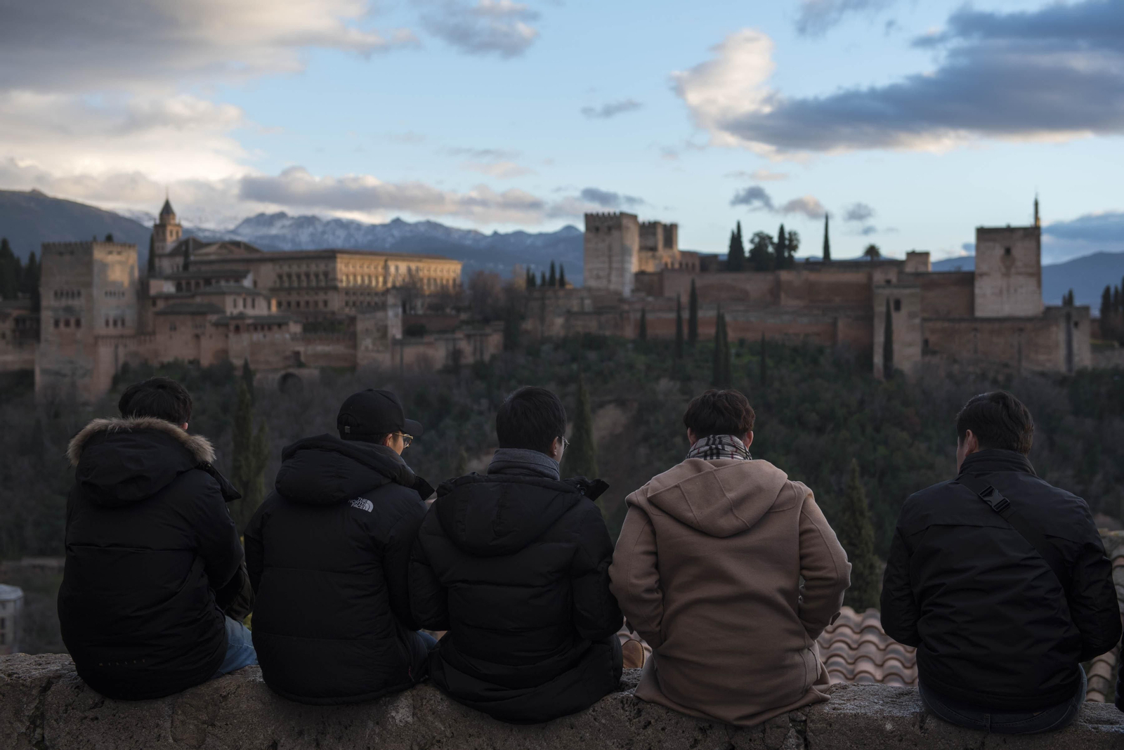 Imagen de varios estudiantes mirando la Alhambra desde el Albaicín Imagen de varios estudiantes mirando la Alhambra desde el Albaicín