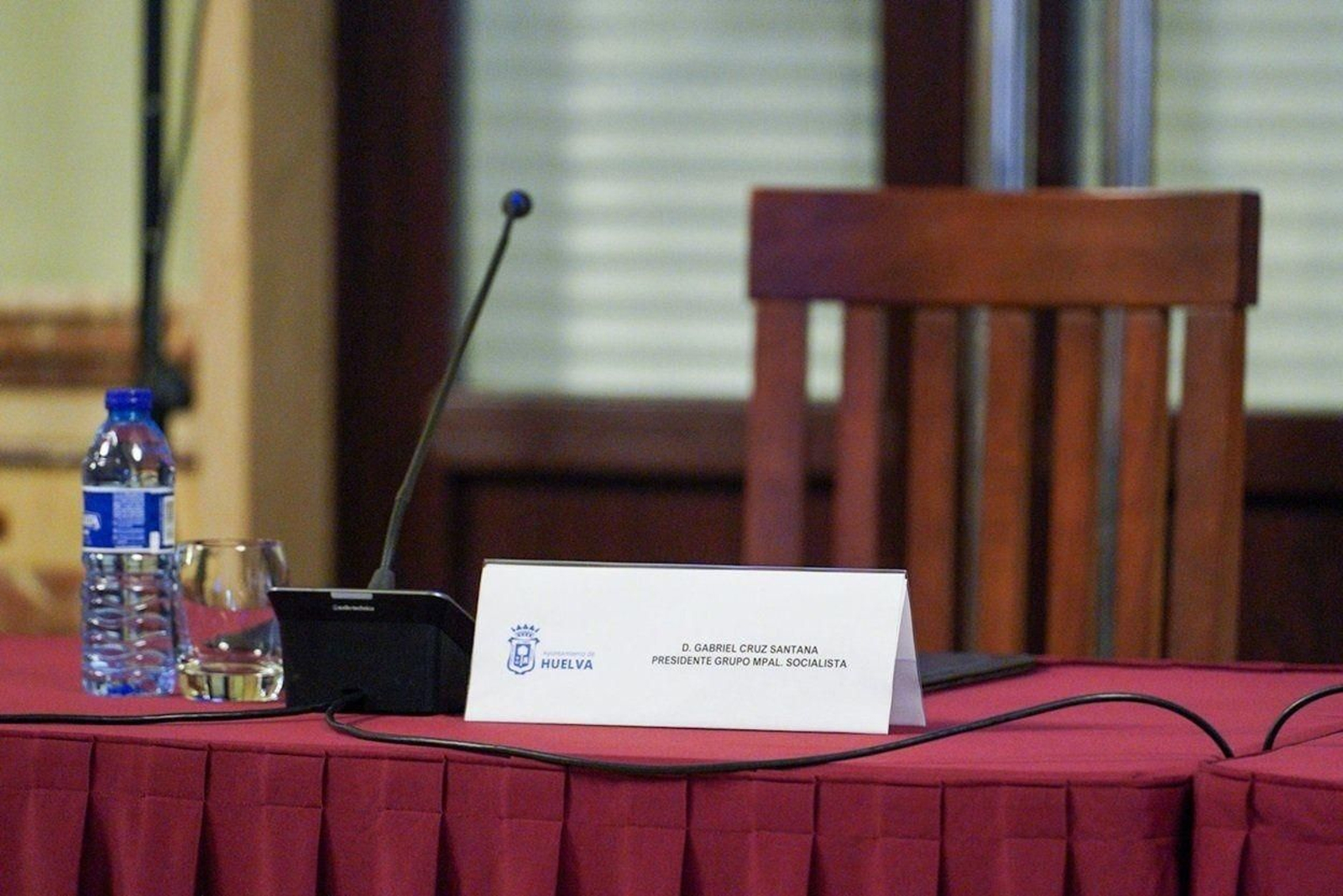 Silla vacía de Gabriel Cruz en un Pleno del Ayuntamiento de Huelva. Silla vacía de Gabriel Cruz en un Pleno del Ayuntamiento de Huelva.