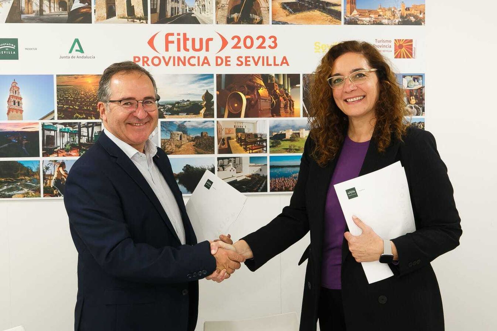 La vicepresidenta de Prodetur, Manuela Cabello y el presidente de la Red y alcalde de Casar de Cáceres, Rafael Pacheco Rubio.
