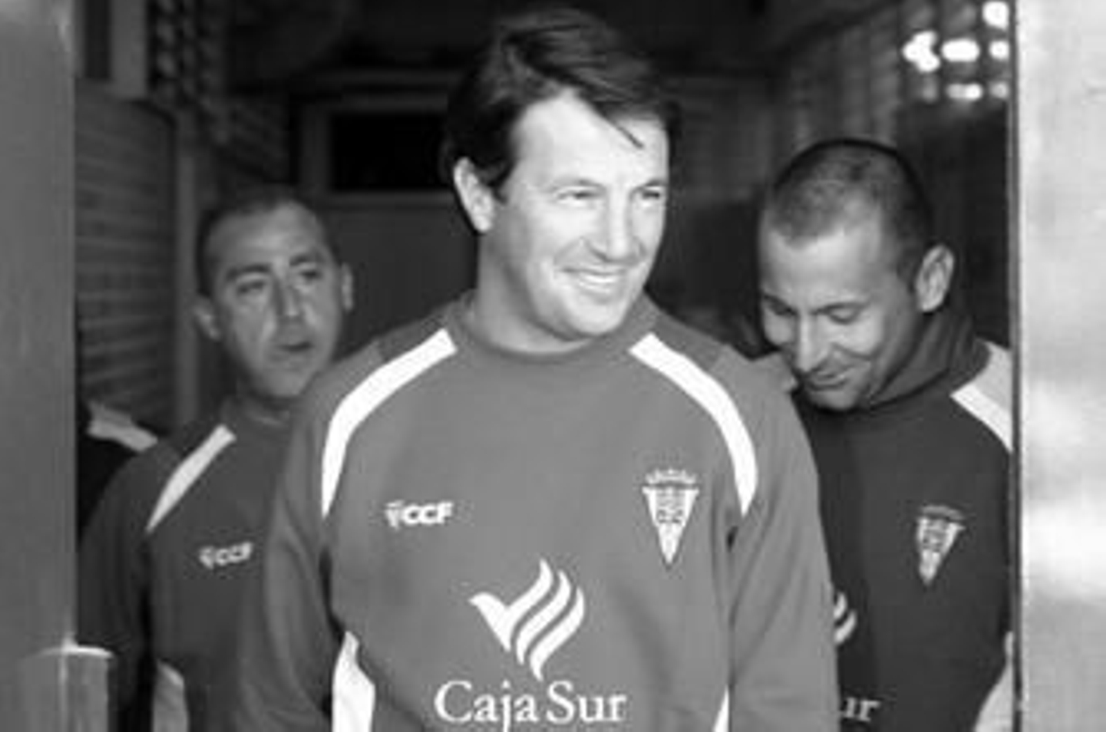 1. José González dirigió su primer entrenamiento como técnico del Córdoba el pasado 1 de abril. En la imagen sale de El Arcángel, seguido por Juan Luna Eslava y Javi Moreno. 2. La última sesión del gaditano tuvo lugar el pasado domingo, nada más regresar de Elche. José se mostró muy serio durante toda la mañana en la Ciudad Deportiva.