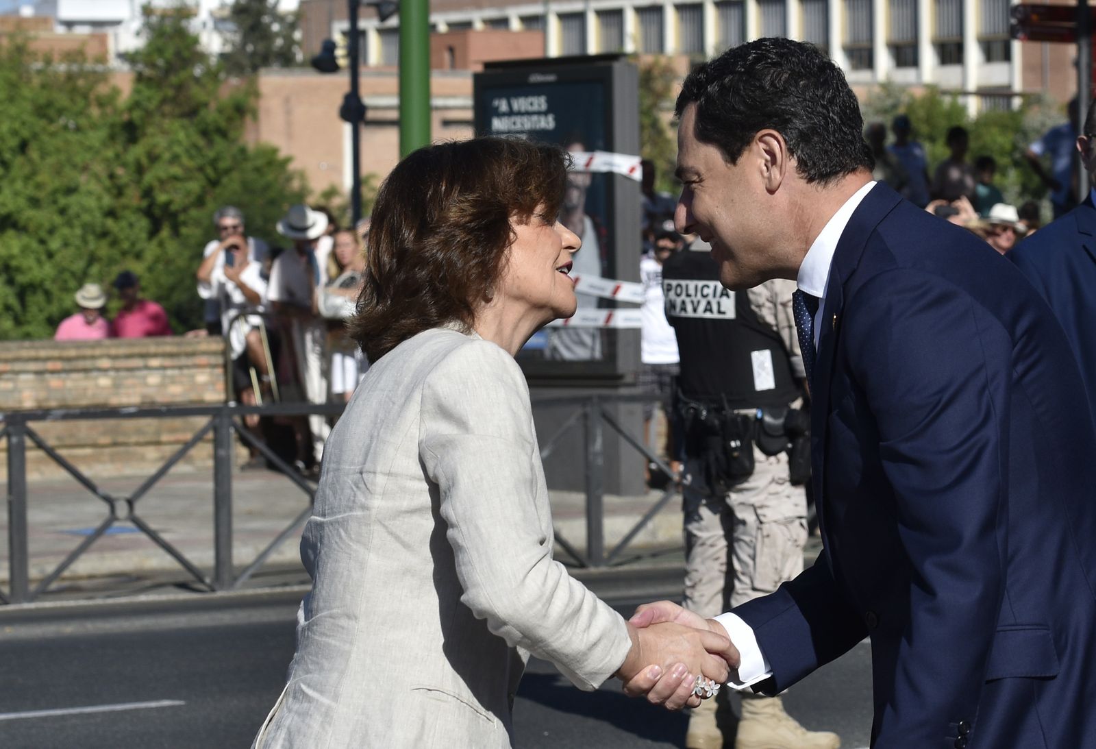 Carmen Calvo saluda ayer en Sevilla al presidente de la Junta, Juan Manuel Moreno Bonilla.