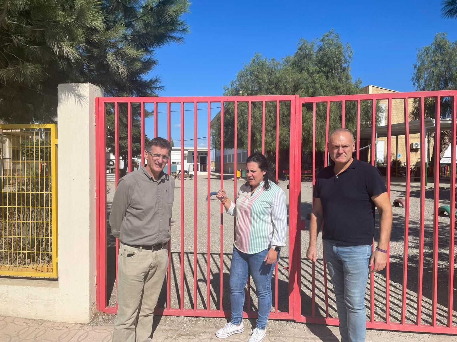 José Luis Sánchez, María Isabel Ponce y Antonio Fernández en un colegio de Cuevas que tiene aulas prefabricadas.