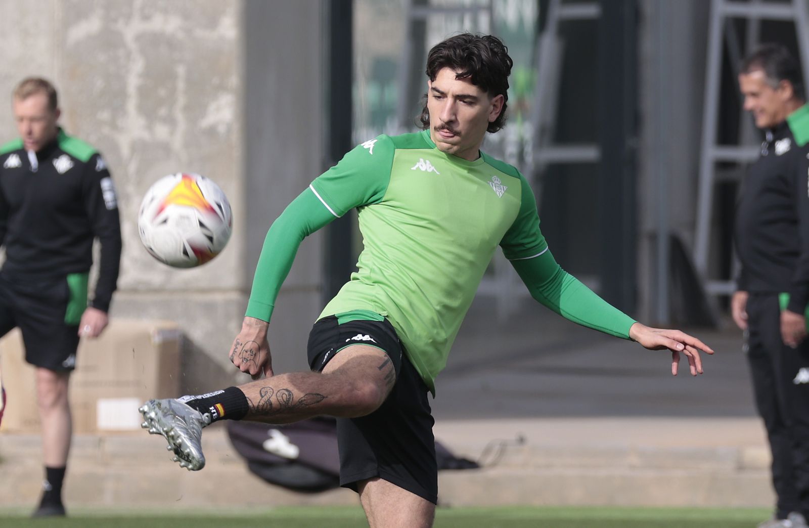 Bellerín, en un entrenamiento con el Betis.