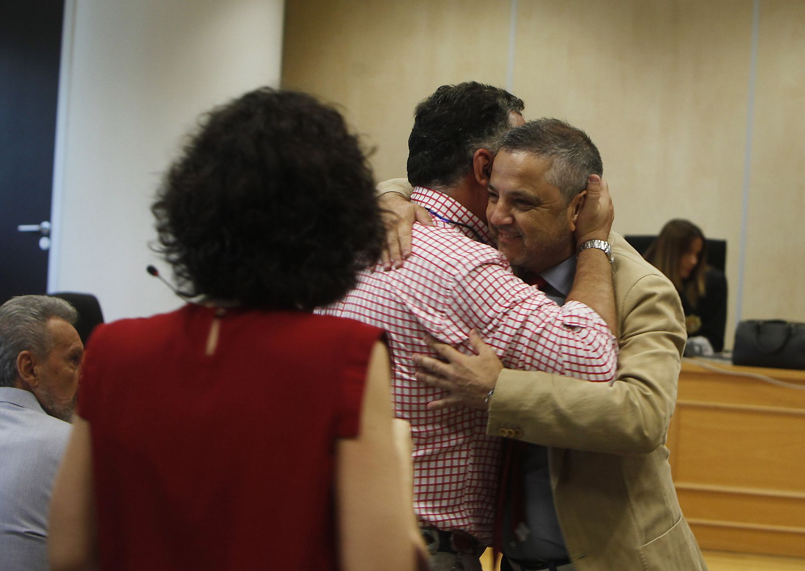 El ex director de Mercasevilla Fernando Mellet abraza a una persona tras conocer la sentencia absolutoria.