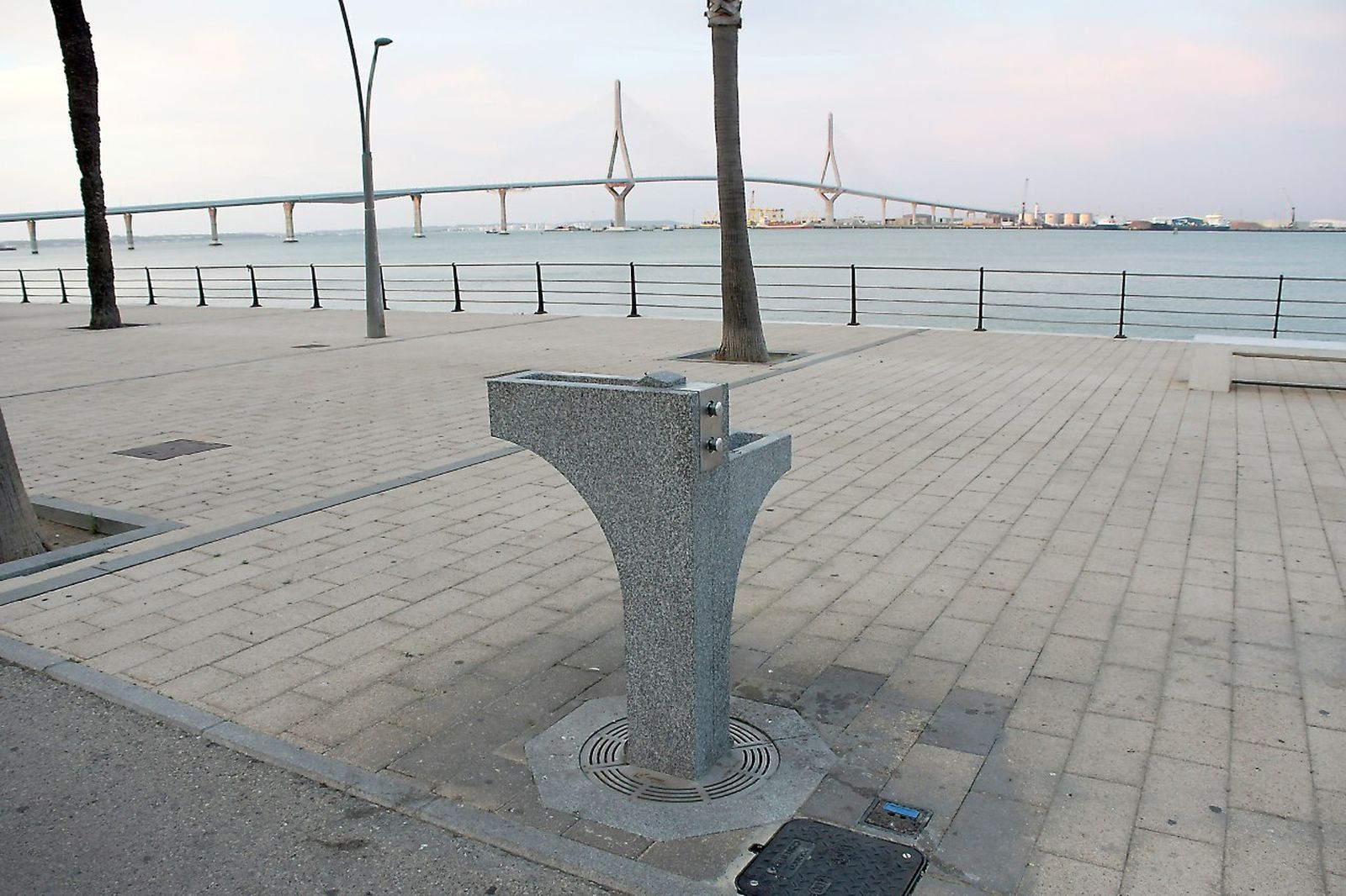 Una de las fuentes del modelo Cádiz que se ha instalado en la avenida de la Bahía.