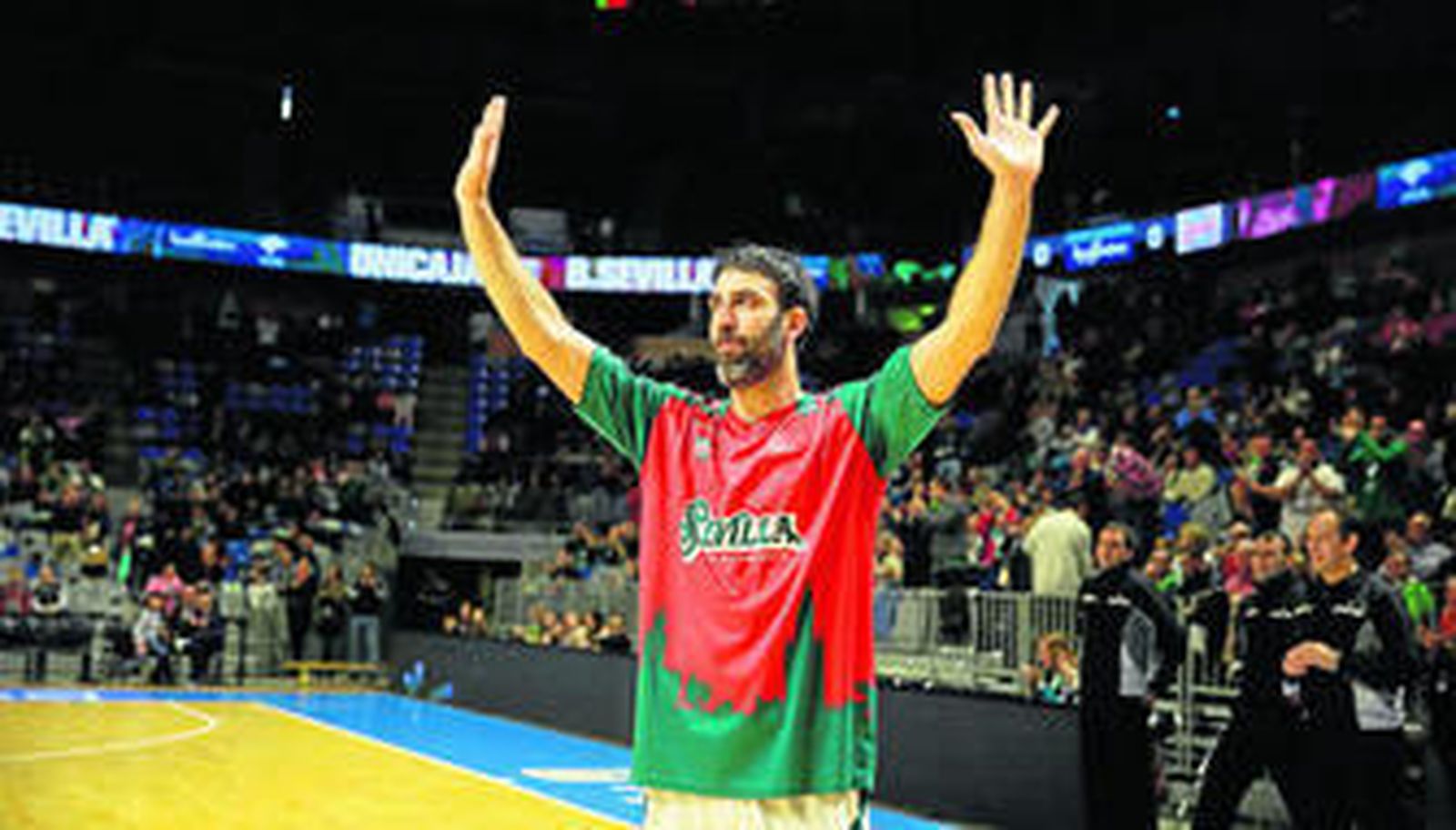 Berni Rodríguez saluda a la grada antes del partido.