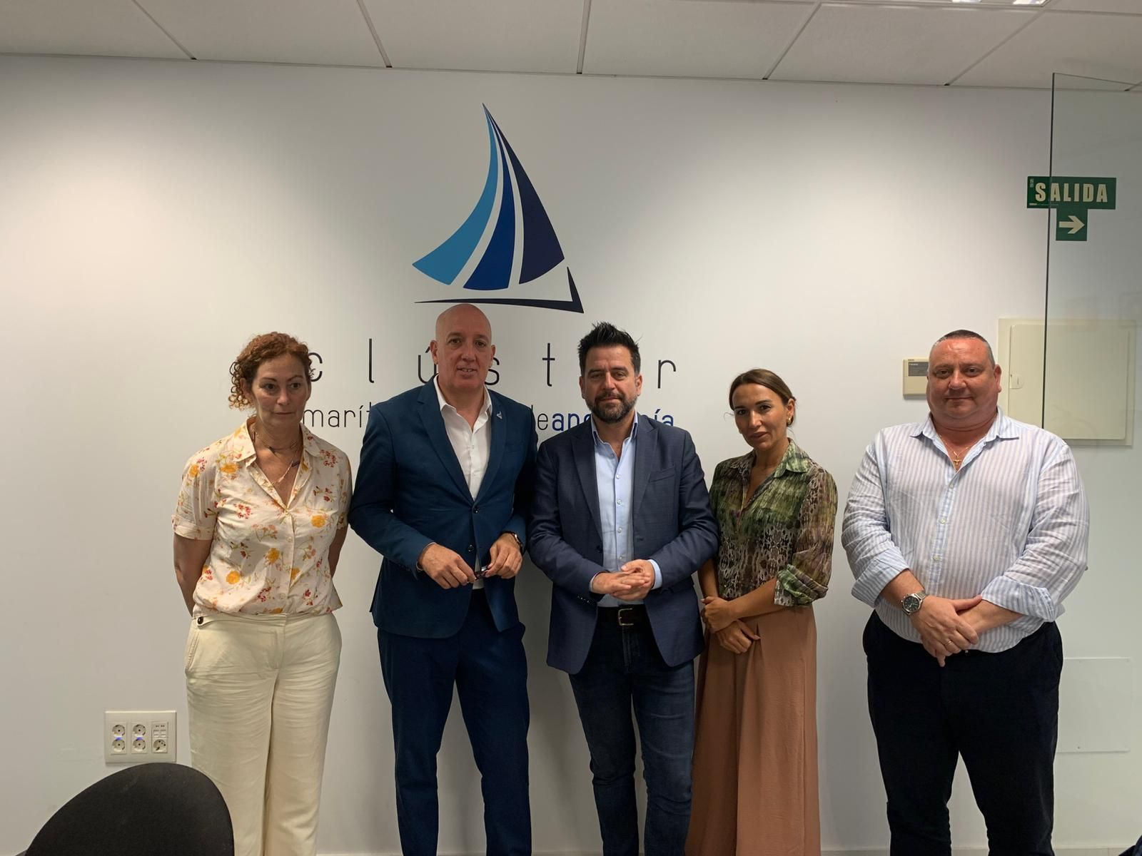 Fran González, y parte de su equipo, con el presidente del Clúster Marítimo Marino de Andalucía, Javier Noriega.