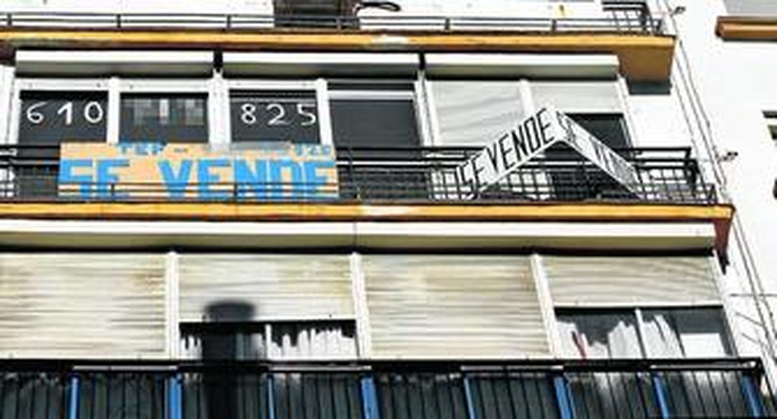 Los carteles de Se Vende se eternizan en los pisos gaditanos.