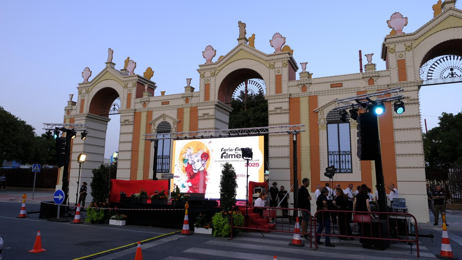 El pregón de la Feria de Almería 2025 y el encendido de la portada, en imágenes
