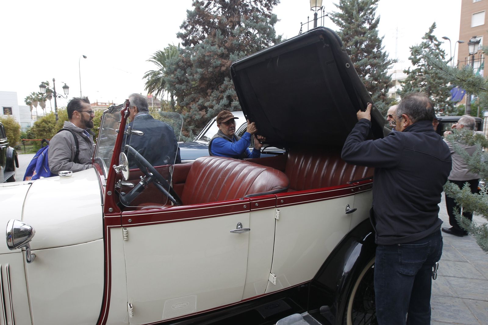 Fotogalería presentación XXX Ruta Vehículos Antiguos. Alcaldía de Almería