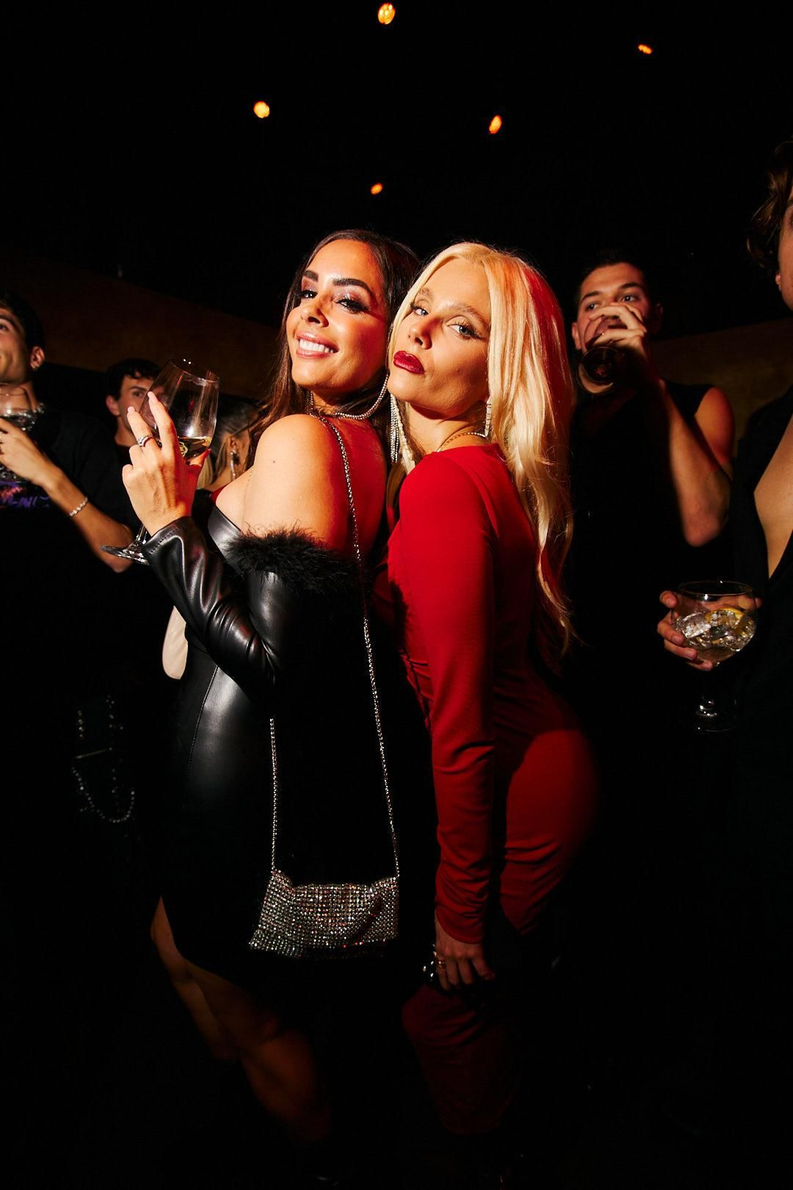 Dos actrices en la fiesta Élite Club