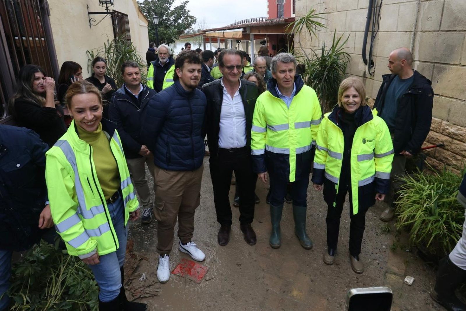 Imágenes de la visita de Alberto Núñez Feijóo y Juanma Moreno a las zonas inundadas de Jerez