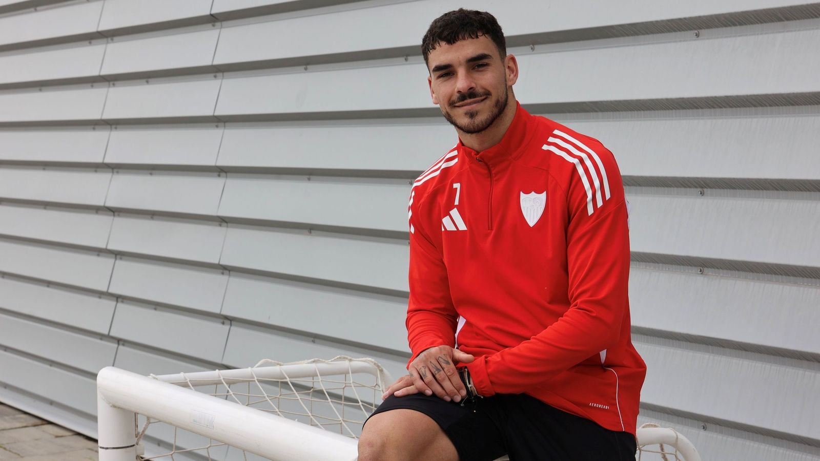 Isaac posa en la ciudad deportiva del Sevilla.
