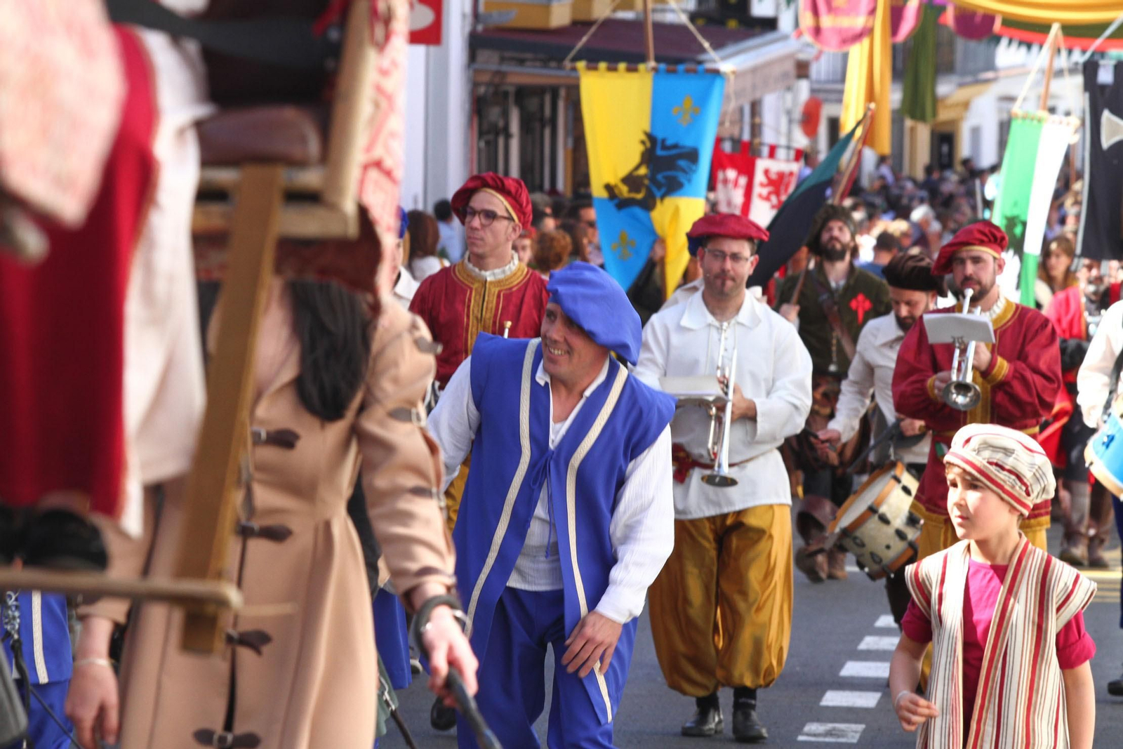 Imágenes del desfile de la XIX Feria Medieval del Descubrimiento, en Palos de la Frontera