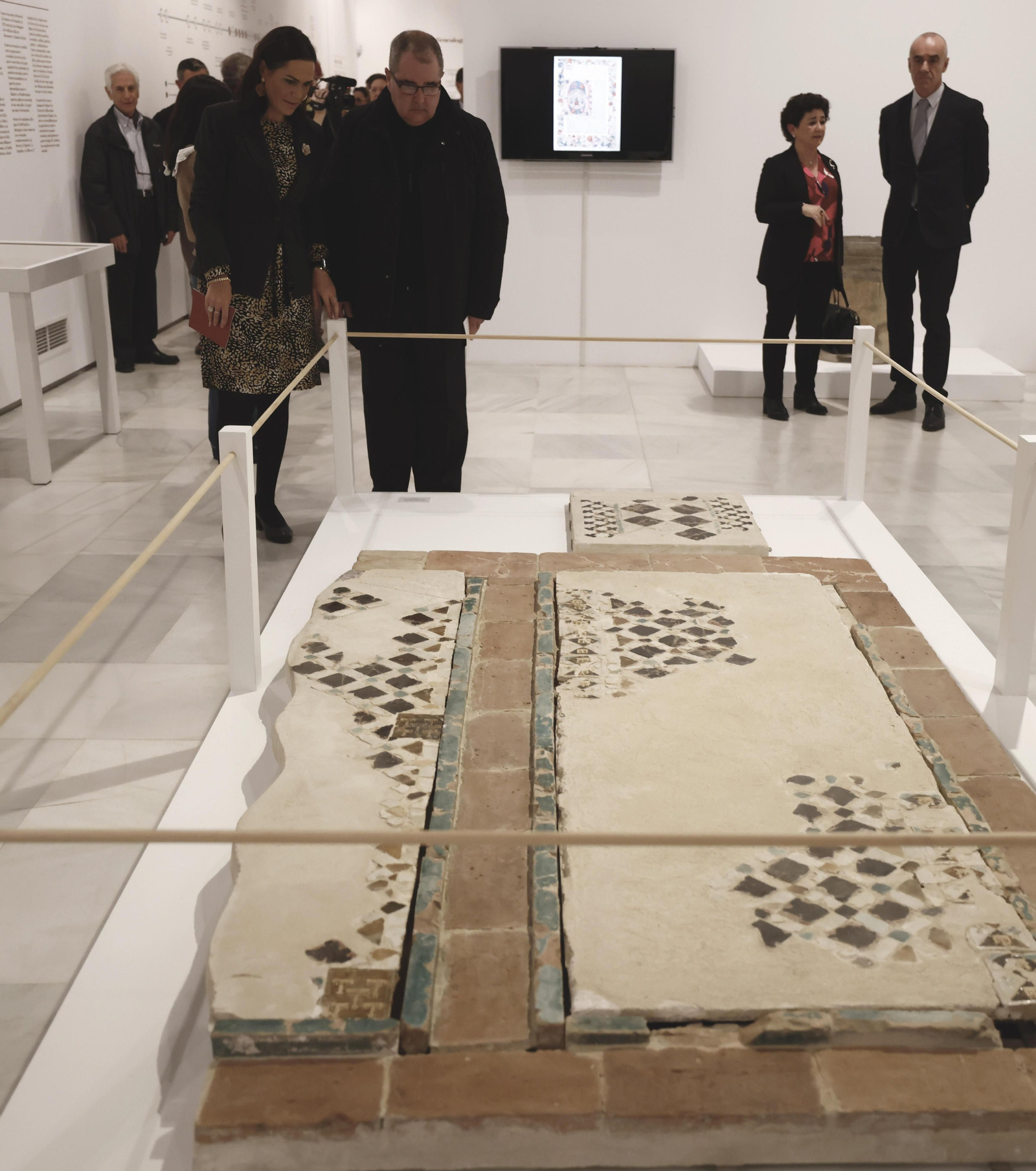 Ana Isabel Gamero, conservadora de la Catedral; y el canónigo Antero Pascual, observan una de las piezas expuestas con el alcalde, Antonio Muñoz, al fondo.